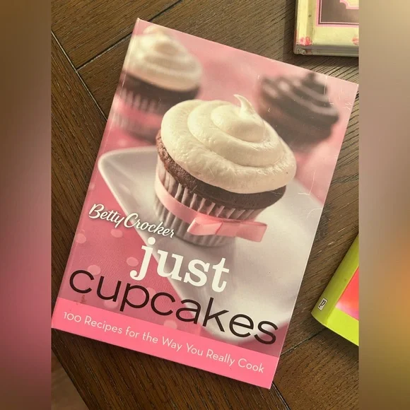 Cupcake and Cocktail Recipe Book Set - Picture 2 of 7